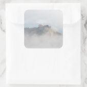 Het gevlekte kasteel omringd door wolken vierkante sticker (Tas)