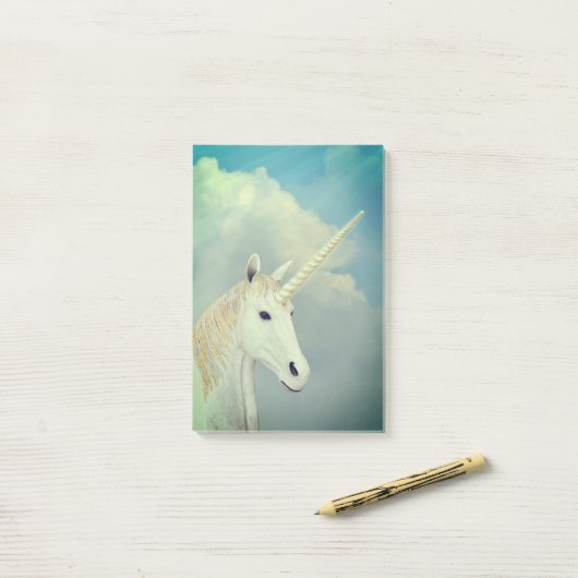 Het gezicht van de eenhoorn post-it® notes (Op bureau)