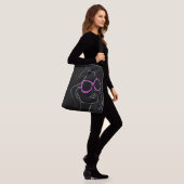 Het gezicht van de vrouw in roze zonnebril Black R Crossbody Tas (Op model)