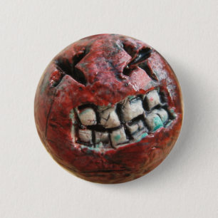 Het gezicht van een bom. ronde button 5,7 cm