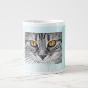 Het gezicht van een kat onder de blauwe oceaan grote koffiekop