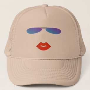 Het gezicht van een mooie vrouw geïmpliceerd op ee trucker pet