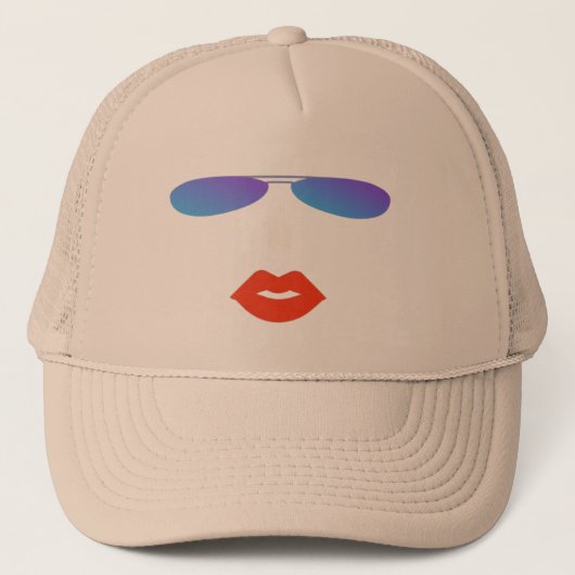Het gezicht van een mooie vrouw geïmpliceerd op ee trucker pet (Voorkant)
