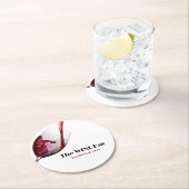 Het gieten van rode wijn, wijnbar/wijnmakerij ronde kartonnen onderzetter (Insitu)