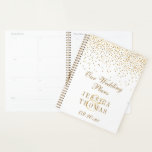 Het  Glam Gold Confetti Wedding Collectie Planner<br><div class="desc">Maak je klaar voor je grote dag in stijl met deze elegante en zeer trendy weddingplanner. Het ontwerp is gemakkelijk te personaliseren met uw eigen namen en trouwdatum en u kunt al uw ontwerpideeën, belangrijke huwelijksinformatie en veel veiliger samen in deze gepersonaliseerde planner houden. Overeenkomende bruidsartikelen zijn te vinden in...</div>