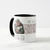 Het glas is twee keer zo groot als het nodig is om mok (Voorkant links)