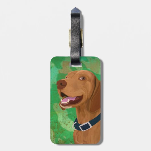 Het glimlachen van Brown Vizsla op de groene achte Bagagelabel (Achterkant verticaal)