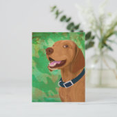 Het glimlachen van Brown Vizsla op de groene achte Briefkaart (Staand voorkant)