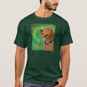 Het glimlachen van Brown Vizsla op de groene achte T-shirt