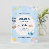 Het glimlachen van Clouds Rainbow Birthday Uitnodi Kaart (Staand voorkant)