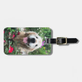 Het glimlachen van de gouden riever onder de bloem bagagelabel (Voorkant horizontaal)