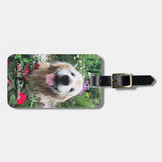 Het glimlachen van de gouden riever onder de bloem bagagelabel (Voorkant horizontaal)