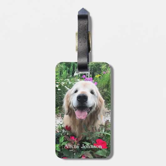 Het glimlachen van de gouden riever onder de bloem bagagelabel (Achterkant verticaal)