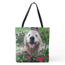 Het glimlachen van de gouden riever onder de bloem