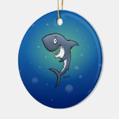 Het glimlachen van Funny Shark op blauwe achtergro Keramisch Ornament (Links)