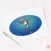 Het glimlachen van Funny Shark op blauwe achtergro Ovale Sticker (Envelop)