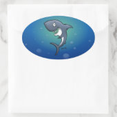 Het glimlachen van Funny Shark op blauwe achtergro Ovale Sticker (Tas)