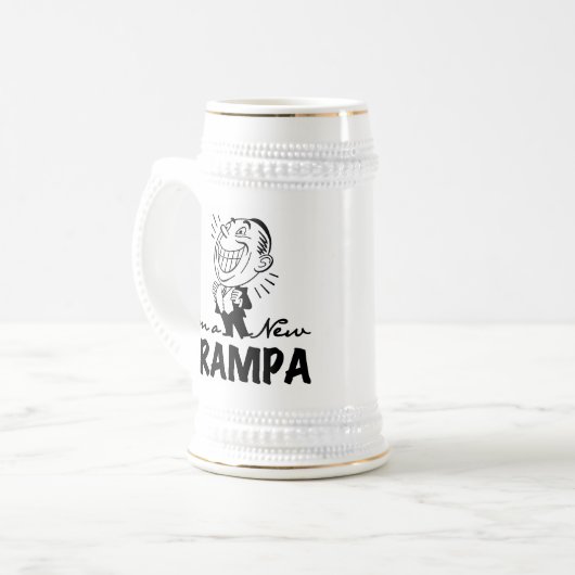 Het glimlachen van Nieuwe Grampa T-shirts en cadea Bierpul (Voorkant links)