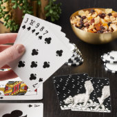 Het glimlachen van vloeiend wit kat op piano speelkaarten (Insitu)