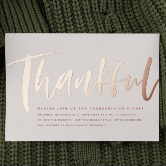 Het goud van het moderne roos dankzij het dankbare folie uitnodiging