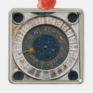 Het gouden en enamel klokgezicht, ontwerp waarmee  metalen ornament