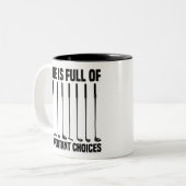 Het grappige leven zit vol belangrijke keuzes Golf Tweekleurige Koffiemok (Voorkant links)
