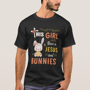 Het grappige meisje met Waterverf die op Jezus en T-shirt