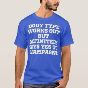 Het grappige type van lichaam werkt uit maar zegt t-shirt
