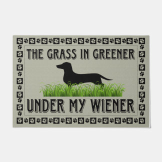 Het gras in groener, onder mijn Wiener Dachshund h Deurmat