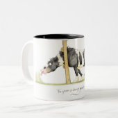 'Het gras is altijd groener...' Mok. Tweekleurige Koffiemok (Voorkant links)