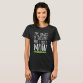 Het Gras Roept En Ik Moet De Gazon Maaier T-shirt (Voorkant volledig)