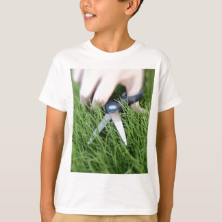 Het gras snijden met een schaar t-shirt