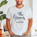 Het Groom Zwarte Manuscript Persoonlijke Weddensch T-shirt<br><div class="desc">Bruiloft bruidegom shirt beschikt over modern zwart wervelende kalligrafie script schrijven met elegante aangepaste voornaam tekst die u kunt personaliseren. Zie onze coördinerende bruidsfeestjes design!</div>