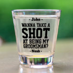 Het Groomsman-voorstel Funny Wedding Drink Idee ne Shot Glas<br><div class="desc">De huwelijksfeestdag begon in stijl met een grappig gepersonaliseerd Groomsman-voorstel. Het ontwerp kenmerkt stijlvolle moderne typografienamen, en een klantgericht verzoek lezing "wil een schot bij het zijn mijn Groomsman nemen?" Al tekst is eenvoudig aan te passen of te schrappen. Deze unieke en originele filmbril maken elegante bachelor party gunsten van...</div>
