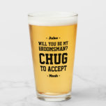 Het Groomsman-voorstel Khug om Funny Beer goed te  Glas<br><div class="desc">De huwelijksfeestdag begon in stijl met een grappig gepersonaliseerd groomsman voorstel bierglas. Het ontwerp biedt stijlvolle moderne typografische namen en een aanpasbaar verzoek om te lezen "Bent u mijn kamersman? Chug om te accepteren." Al tekst is eenvoudig aan te passen of te schrappen. Deze unieke en originele bierbril maken elegante...</div>