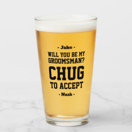 Het Groomsman-voorstel Khug om Funny Beer goed te Glas