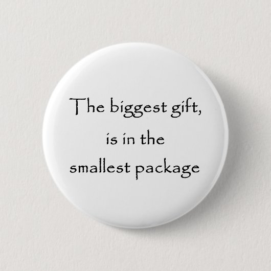 Het grootste geschenk is in de kleinste pakketknoo ronde button 5,7 cm (Voorkant)