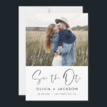 Het Hand Gezegelde Wit sparen het Manuscript van d Save The Date<br><div class="desc">Moderne en elegante foto bespaart de date bruiloft card. Sparen de kaart van de datumuitnodiging omvat witte Hand Lettertypografie en chic en eenvoudig ontwerp op een witte achtergrond die u uw aangepast afbeelding van de de foto van het verloving kunt toevoegen aan.</div>