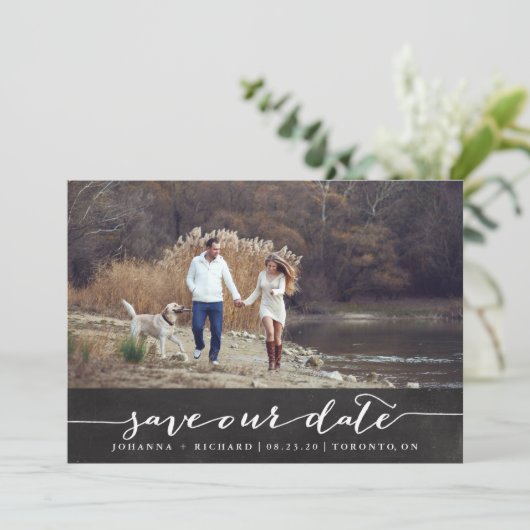 Het Handgeschreven Manuscript van het Chalkboard v Save The Date (Staand voorkant)