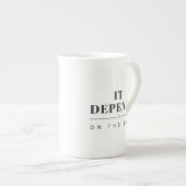Het hangt af van de Data Bone China Mok (Voorkant rechts)