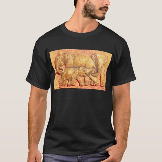 Het hart van de kudde: Elephant Family Portrait T-shirt (Voorkant)