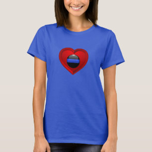 Het hart van de vrouw ligt achter de dunne blauwe  t-shirt