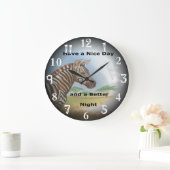 Het hebben van het zebra & aardige dag en een grote klok (Huis)