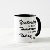 “Het heden is een geschenk” mok – Minimalistische  (Voorkant rechts)