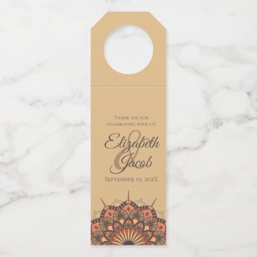 Het hedendaagse bruine strand Mandala Wedding Flessenhanger (Voorkant)