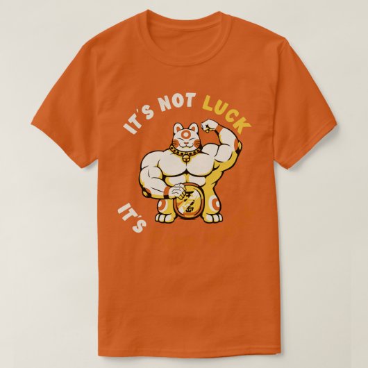 Het heeft geen geluk dat het hard werkt Lucky Cat T-shirt (Design voorkant)