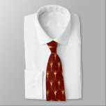 Het heerlijk gouden  kunstdecopatroon op donkerroo stropdas<br><div class="desc">Dit gouden  Art Deco-patroon boven donkerrode achtergrond is een elegant stropdas dat je naar de kantoor of naar een elegant diner kunt draag. De donkerrode achtergrondkleur is een verwisselbare kleur die overeenkomt met uw kleuren. Donkere kleuren werken het beste.</div>