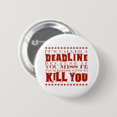 Het heet een deadline ronde button 5,7 cm (Voorkant /achterkant)