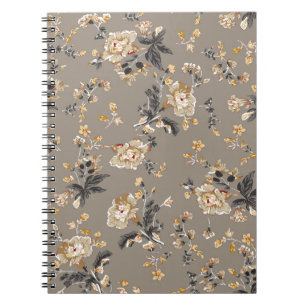 Het hele patroon van de bloemen op de bruine onder notitieboek