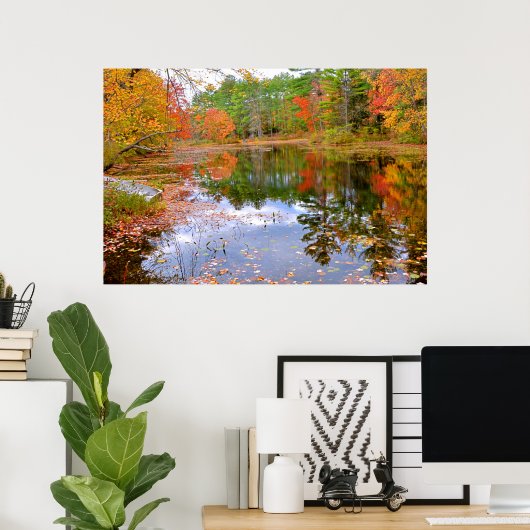 Het herfstbos weerspiegelde in Pond Poster (Thuiskantoor)